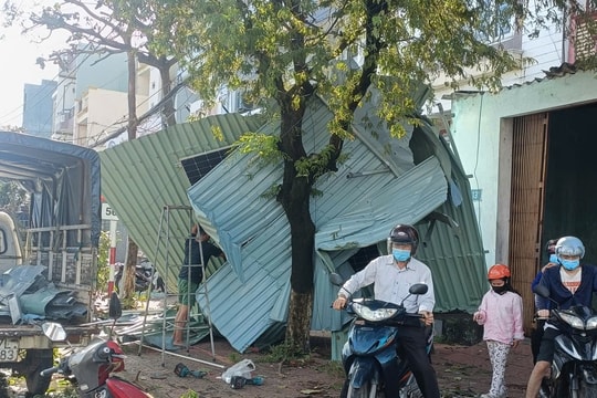 Gia Lai: Bão số 13 gây thiệt hại nặng, 1 người chết, hàng nghìn ngôi nhà bị sập và tốc mái