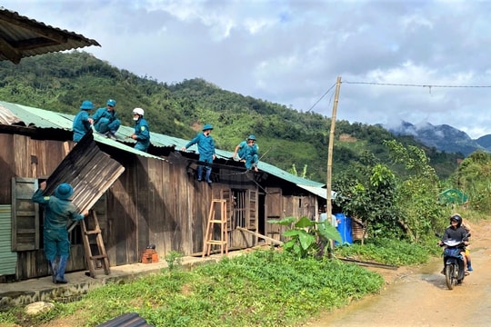 Quảng Ngãi: Huy động các lực lượng hỗ trợ đồng bào DTTS khắc phục hậu quả bão số 13