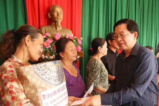 Phó Thủ tướng Hồ Quốc Dũng thăm, tặng quà người dân vùng bão số 13