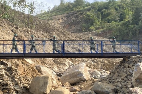 Cán bộ, chiến sĩ quân đội giúp dân phá thế cô lập cho 5 thôn của xã Ngọc Linh