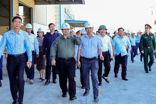 Thủ tướng Chính phủ Phạm Minh Chính thăm, tặng quà động viên người dân, doanh nghiệp thiệt hại do thiên tai tại Gia Lai