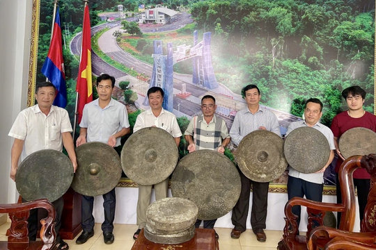 Gia Lai: Một người dân hiến tặng bộ chiêng cổ trị giá hàng trăm triệu đồng