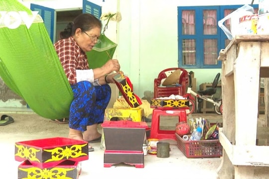 Giữ gìn nghề làm khay trầu cau truyền thống của người Khmer