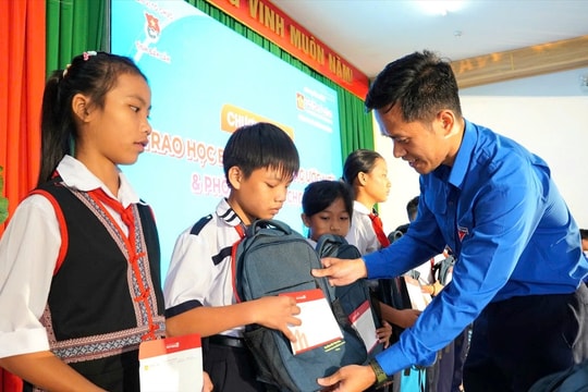 Tuyên dương học sinh, sinh viên tiêu biểu và trao nhiều học bổng hỗ trợ con em vùng khó