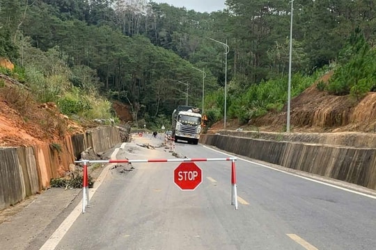 Quảng Ngãi: Sụt lún nghiêm trọng trên quốc lộ 24