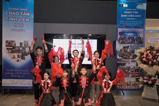 "Truyền lửa" cho tân sinh viên người Dao