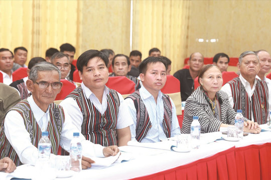 Những người ăn cơm nhà  lo việc làng