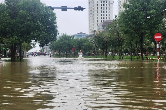 Mưa lớn, nhiều tuyến đường ở TP. Huế ngập cục bộ