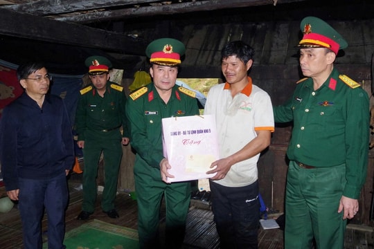 Bộ Tư lệnh Quân khu 5 thăm hỏi, trao quà cho Nhân dân xã Ngọc Linh bị thiệt hại do mưa bão