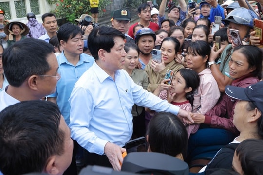 Chủ tịch nước Lương Cường thăm hỏi bà con vùng lũ tại Đà Nẵng