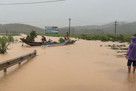 Quân khu V đề xuất Bộ Quốc phòng sẵn sàng trực thăng ứng cứu người dân vùng lũ