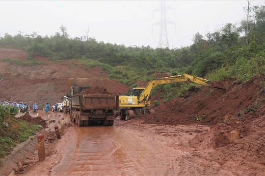 Quảng Ngãi: 28 điểm sạt lở, Quốc lộ 24 có nguy cơ bị chia cắt
