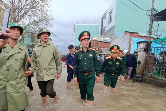Đại tướng Phan Văn Giang thăm, tặng quà người dân vùng lũ Gia Lai