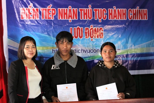 Cán bộ xã vượt núi về làng tiếp nhận thủ tục hành chính lưu động