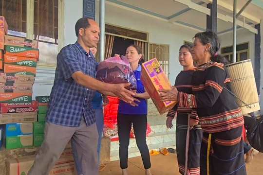 Tấm lòng người miền ngược gửi về miền xuôi