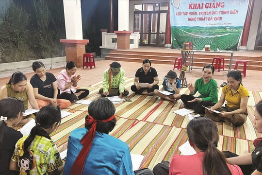Lớp học bài chòi ban đêm ở rừng ngập mặn