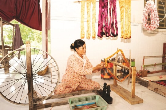 Hướng đi mới cho nghề dệt thổ cẩm truyền thống của đồng bào Khmer