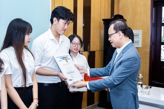 15 sinh viên Đại học Kinh tế TP.HCM nhận học bổng từ Eximbank