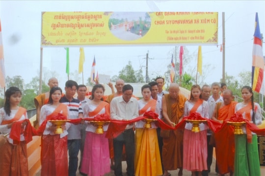 Thượng tọa người Khmer Hà Văn Phụng "gieo phúc" trên những nhịp cầu phum sóc