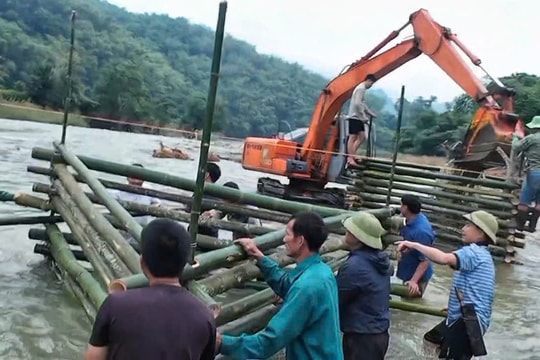Thanh Hóa: Người dân Chung Sơn chung tay dựng cầu tạm vượt khó