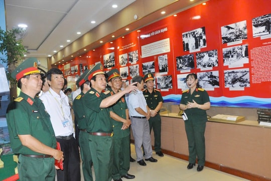 Khai mạc Triển lãm chuyên đề “80 năm vang mãi bản hùng ca” tại TP. Cần Thơ
