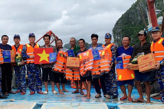 Hải quân sát cánh, ngư dân vững vàng vươn khơi