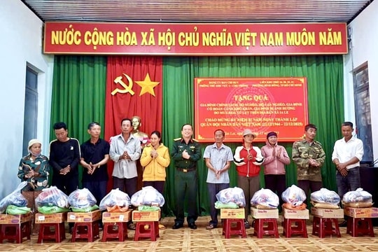 Tặng quà gia đình chính sách, người nghèo xã Ia Le, tỉnh Gia Lai