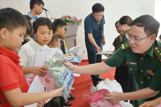 Chương trình "Mẹ đỡ đầu": Chung tay giúp đỡ trẻ em khó khăn nơi biên giới