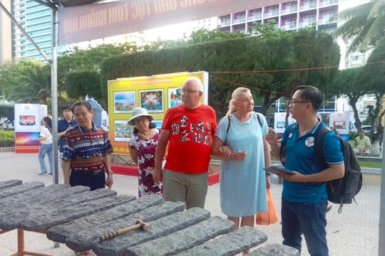 Thanh âm đàn đá làm say lòng du khách quốc tế