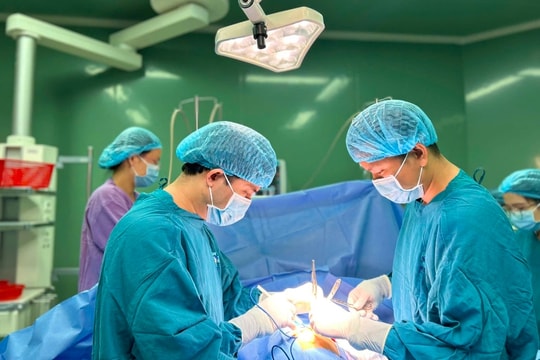 Quảng Ngãi: Phẫu thuật lấy thành công búi tóc nặng 0,5 kg trong dạ dày bệnh nhi 6 tuổi