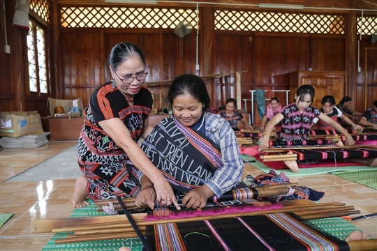 Mô hình kinh tế tập thể tạo sinh kế bền vững cho phụ nữ DTTS