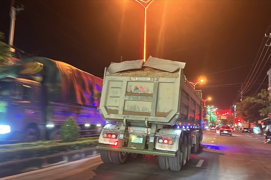 Quảng Ngãi: Xe tải chở vật liệu có dấu hiệu vi phạm chạy cả ngày lẫn đêm, UBND phường Kon Tum có văn bản đề nghị công an xử lý