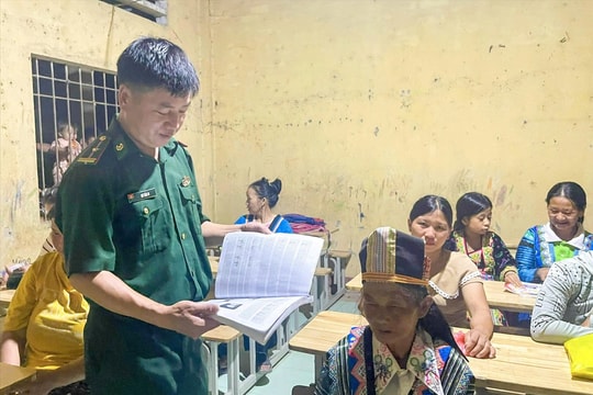Thiếu tá Biên phòng và hành trình xóa mù chữ nơi rẻo cao Mường Lát