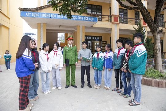 Để học sinh Tú Lệ không bỏ học lấy chồng sớm?
