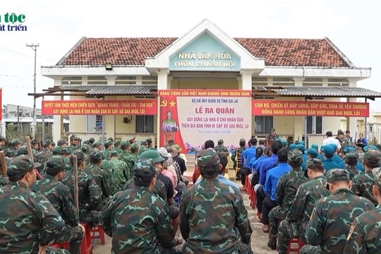 Những ngôi nhà ấm tình quân dân sau bão, lũ