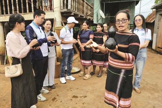 Người phụ nữ "dẫn dắt" đồng bào Gia Rai làm du lịch cộng đồng
