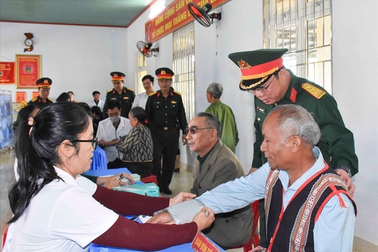 Binh đoàn 15: Khám bệnh, cấp thuốc miễn phí cho Nhân dân vùng biên giới Gia Lai