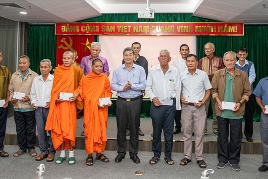 Thứ trưởng Y Vinh Tơr gặp mặt đoàn đại biểu Người có uy tín trong đồng bào DTTS tỉnh Vĩnh Long