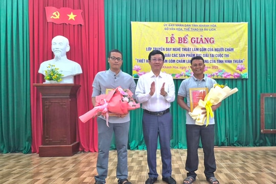 Tỉnh Khánh Hòa trao 60 Chứng chỉ nghề gốm cho các học viên người Chăm