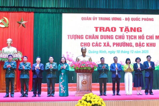Quảng Ninh trao tặng Tượng chân dung Chủ tịch Hồ Chí Minh tới cơ sở