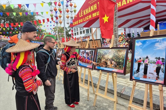 Triển lãm ảnh "Vẻ đẹp Việt Nam" lan tỏa giá trị văn hóa trong Lễ hội Ném còn