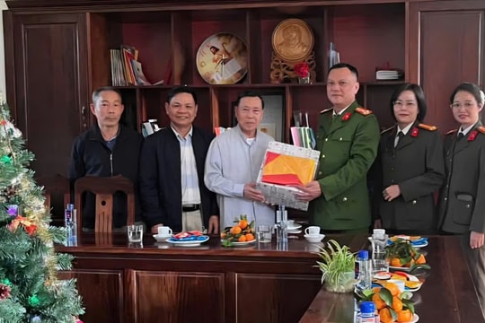 Trao tặng cờ Tổ quốc cho các cơ sở tôn giáo trên địa bàn phường Cam Đường nhân dịp Giáng sinh