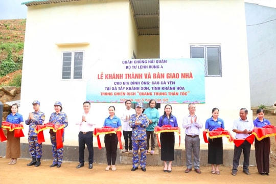Vùng 4 Hải quân bàn giao căn nhà đầu tiên trong “Chiến dịch Quang Trung” ở Khánh Hòa