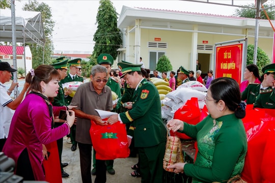 Ấm áp "Xuân Biên phòng ấm lòng dân bản" ở khu vực biên giới biển Cần Thơ