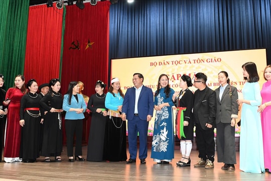 Thứ trưởng Nguyễn Hải Trung gặp mặt Đoàn đại biểu điển hình tiên tiến tỉnh Tuyên Quang