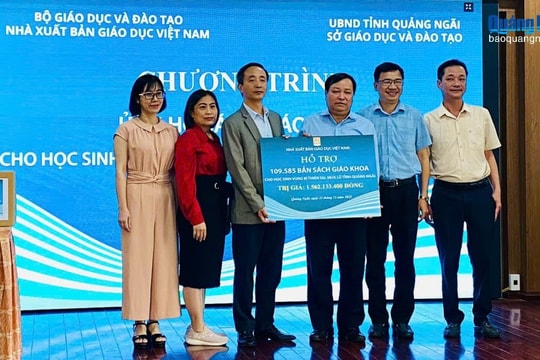 Hơn 109.000 sách giáo khoa trị giá 1,5 tỷ đồng tặng học sinh vùng lũ Quảng Ngãi