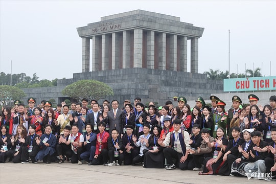 Đoàn học sinh, sinh viên, thanh niên DTTS xuất sắc, tiêu biểu báo công dâng Bác