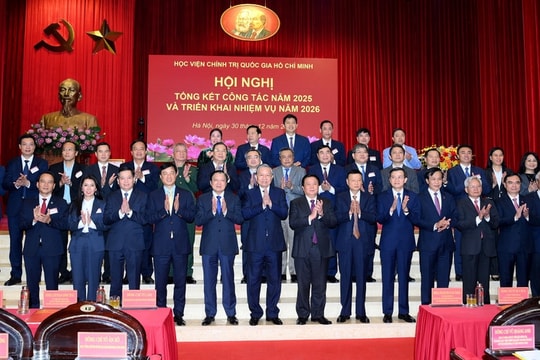 Gắn công tác nghiên cứu lý luận, đào tạo cán bộ với thực tiễn phát triển đất nước