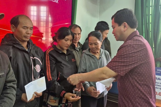 Bộ Dân tộc và Tôn giáo trao quà hỗ trợ người dân khắc phục hậu quả lũ lụt tại Đắk Lắk