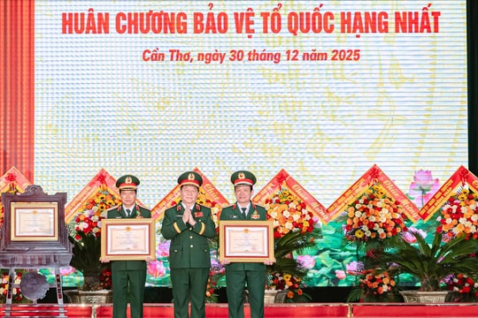 Lực lượng vũ trang Quân khu 9 đón nhận Huân chương Bảo vệ Tổ quốc hạng Nhất